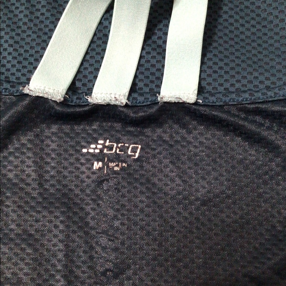Workout top - Picture 3 of 4